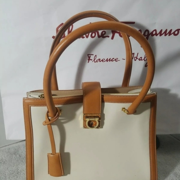 SALVATORE FERRAGAMO MARLENE SMALL LEATHER TOTE IN CREAM/ TAN